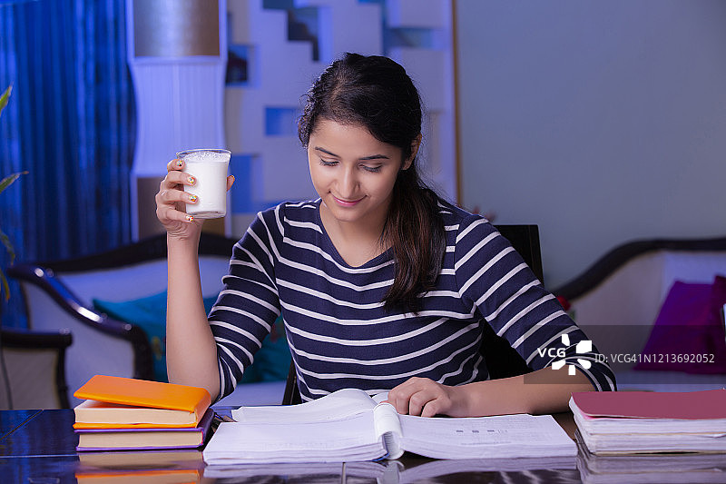 少女在做家庭作业的素材照片图片素材