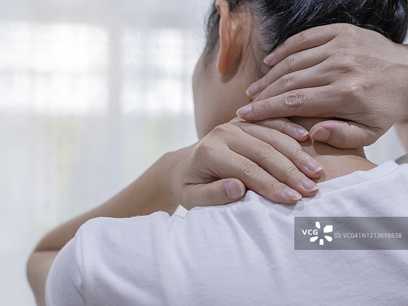 颈椎疼痛的女性，肩部疼痛的女性图片素材