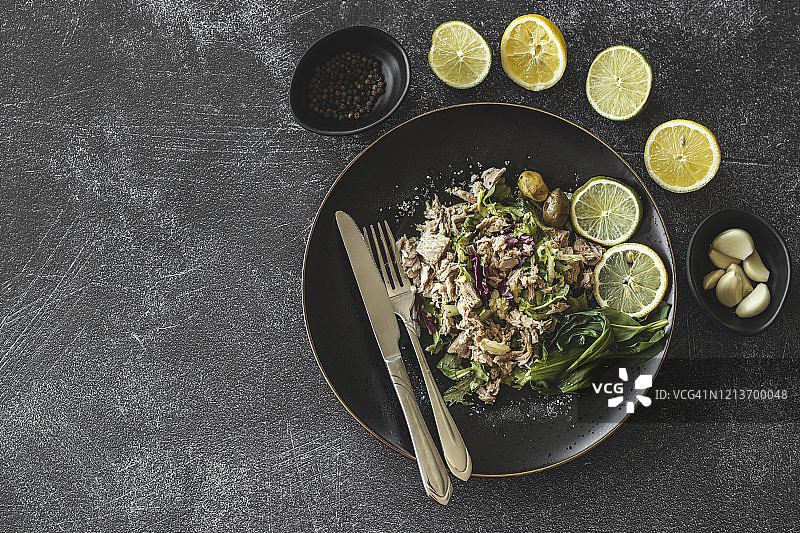 金枪鱼蔬菜地中海沙拉图片素材