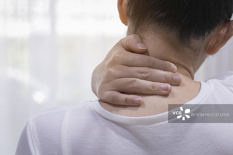 颈椎疼痛的女性，肩部疼痛的女性图片素材