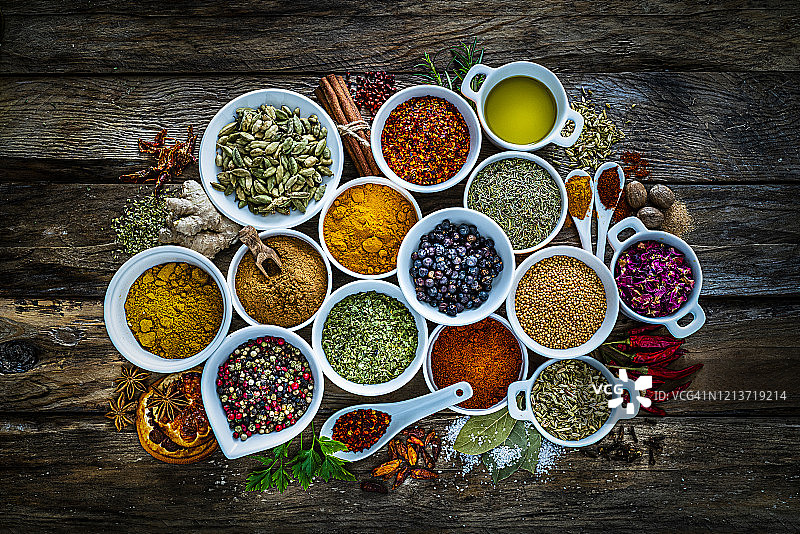 乡村木桌上的香料和香草俯视图图片素材