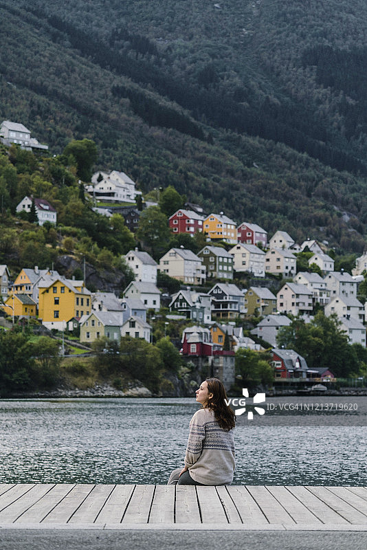 女人看着挪威奥达镇的城市景观图片素材
