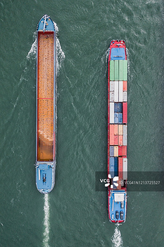 德国卡尔斯鲁厄莱茵河中并排停靠的两艘工业船航拍图片素材