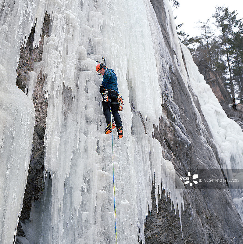 加拿大不列颠哥伦比亚省：攀冰者在冰瀑上攀登图片素材