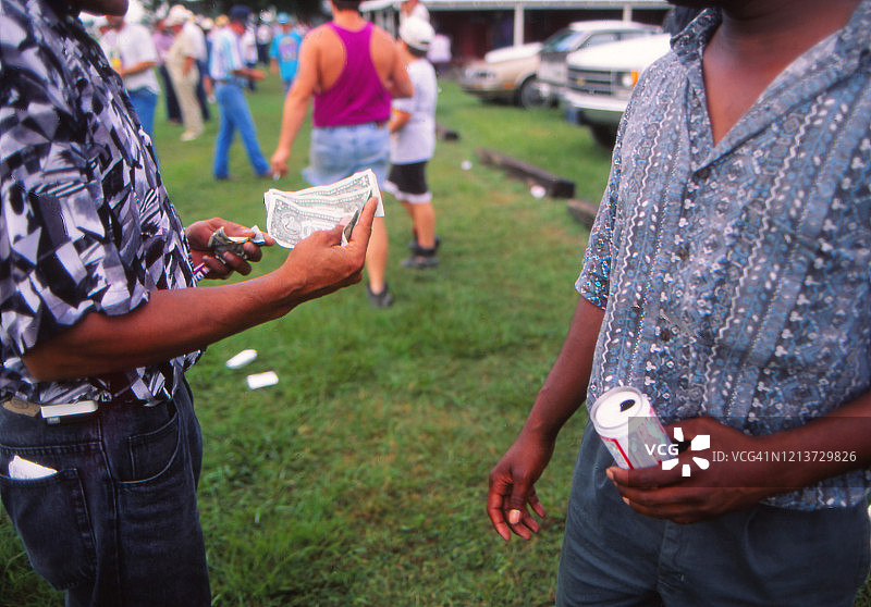 男子持钱在赛马中下注图片素材