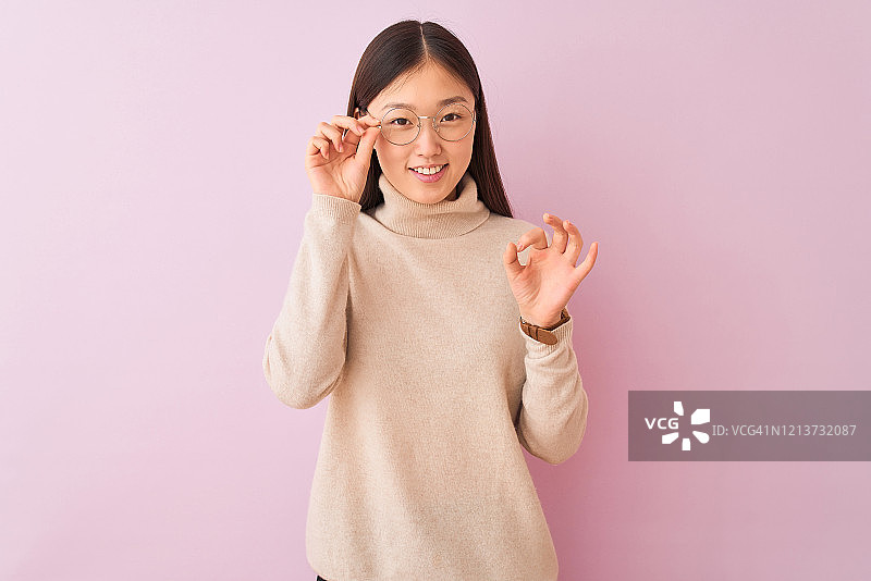 身穿高领毛衣的中国年轻女性，做出OK手势图片素材