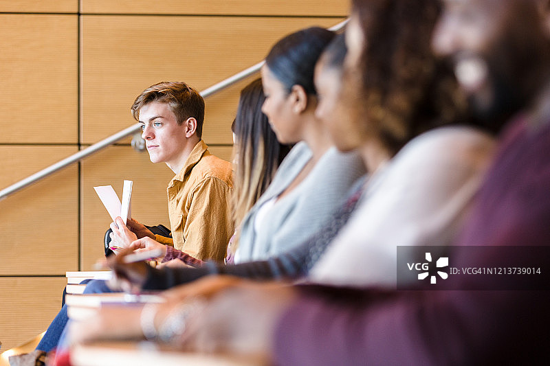 专心致志的男大学生图片素材