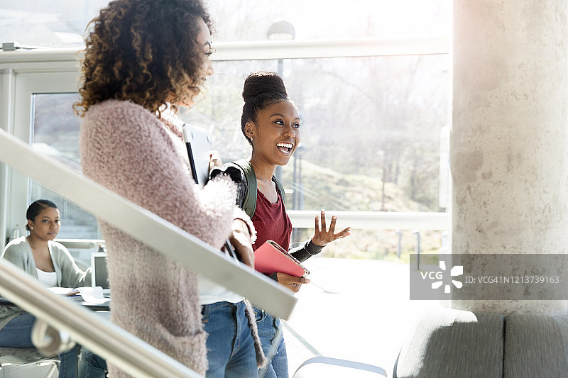 进行生动对话时微笑的女性朋友图片素材