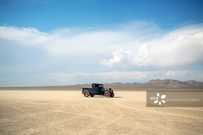 复古改装车在加利福尼亚州埃尔米拉日干湖的沙漠中巡航图片素材