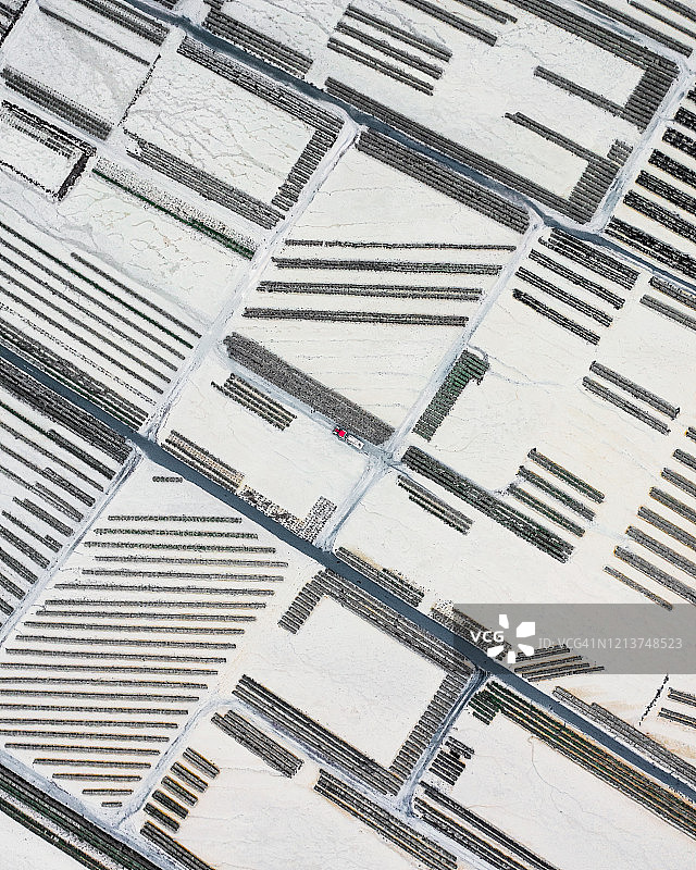 法国康卡勒牡蛎养殖场红色拖拉机航拍景观图片素材