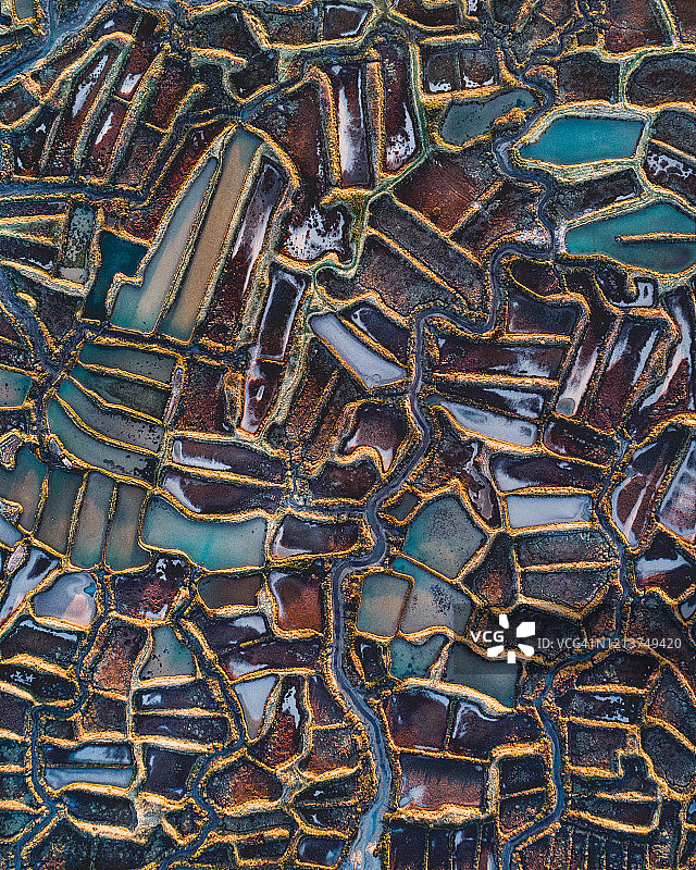 法国湿地中养蚝场的航拍图像图片素材