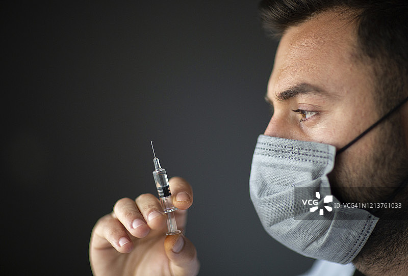 医生准备注射疫苗的注射器图片素材