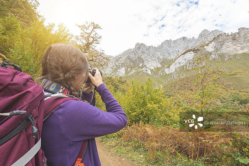 在森林里拍照的女人图片素材
