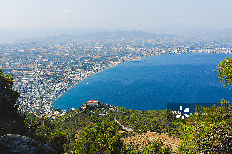 夏季希腊卢特拉基和爱琴海全景图片素材