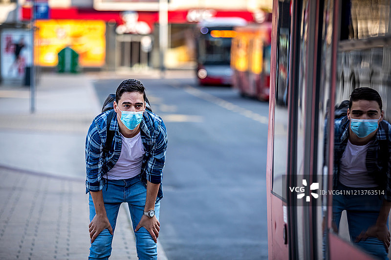 试图赶公交车的男人们图片素材