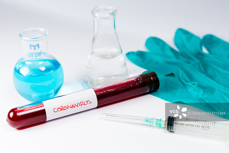 医生手持装满病人血液的试管，检测是否感染新冠病毒图片素材
