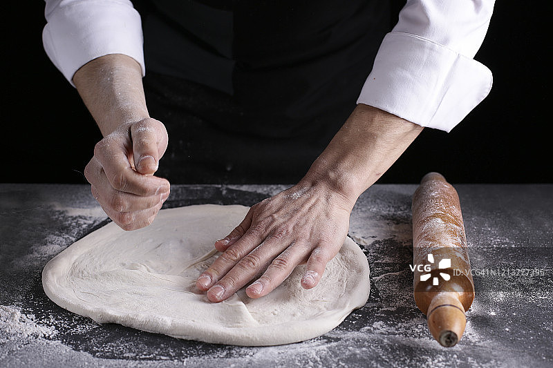 拉伸披萨面团图片素材