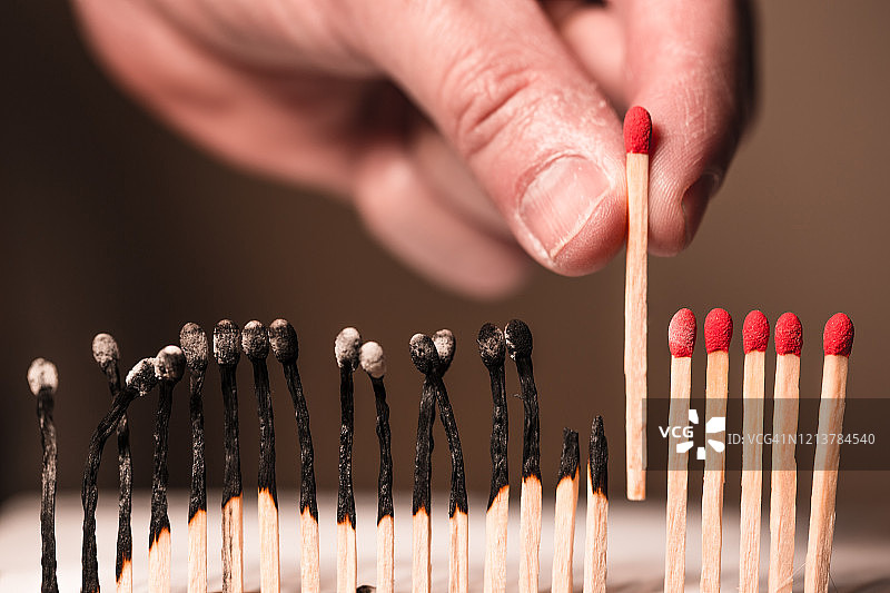 一排火柴，象征与众不同图片素材