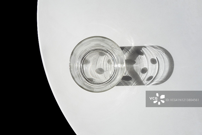 玻璃杯和阴影的抽象俯视图图片素材