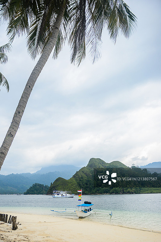 印度尼西亚西苏门答腊帕苏帕汉岛的白色沙滩美景图片素材