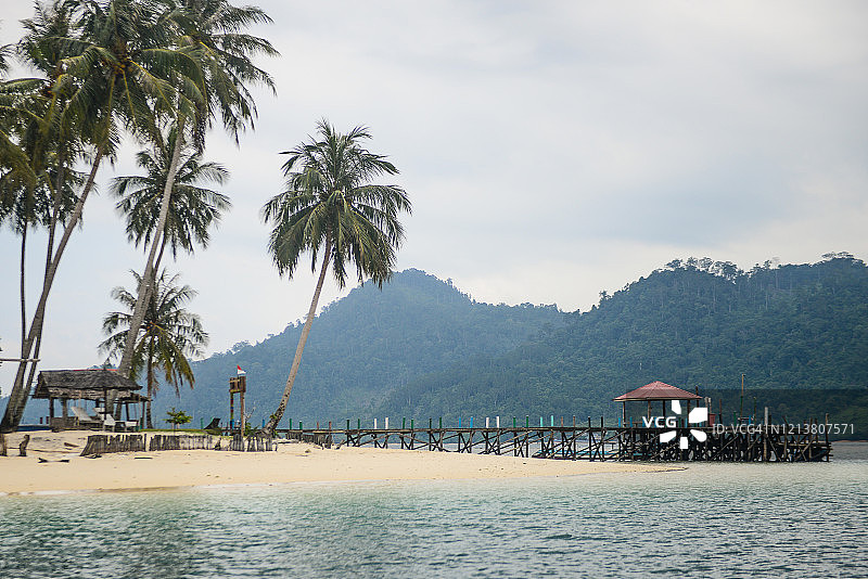 印度尼西亚西苏门答腊帕苏帕汉岛的白色沙滩美景图片素材