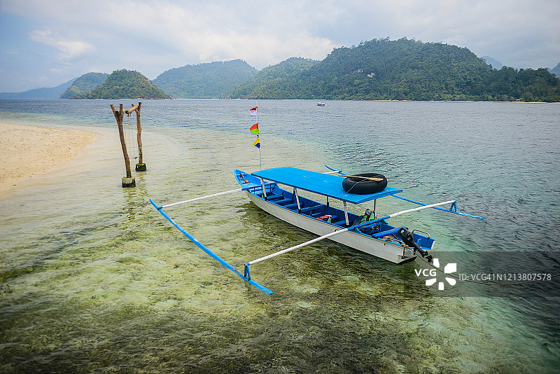 印度尼西亚西苏门答腊帕苏帕汉岛的白色沙滩美景图片素材