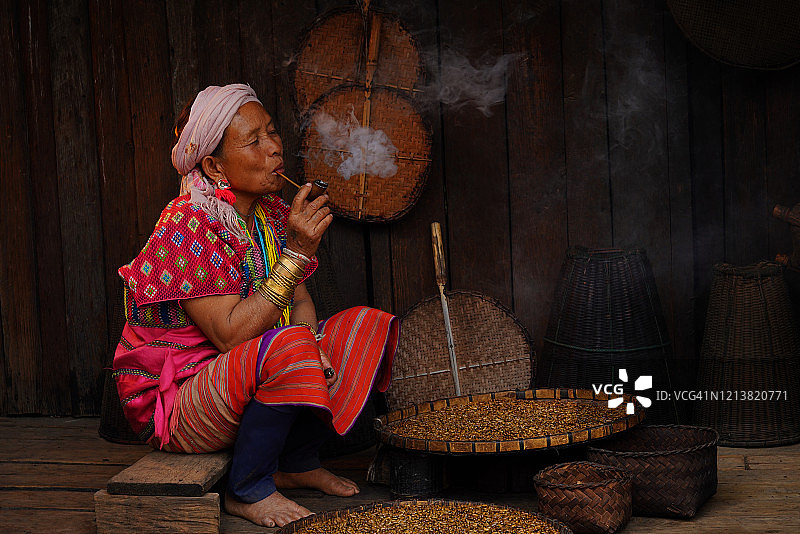正在抽烟的老年妇女图片素材