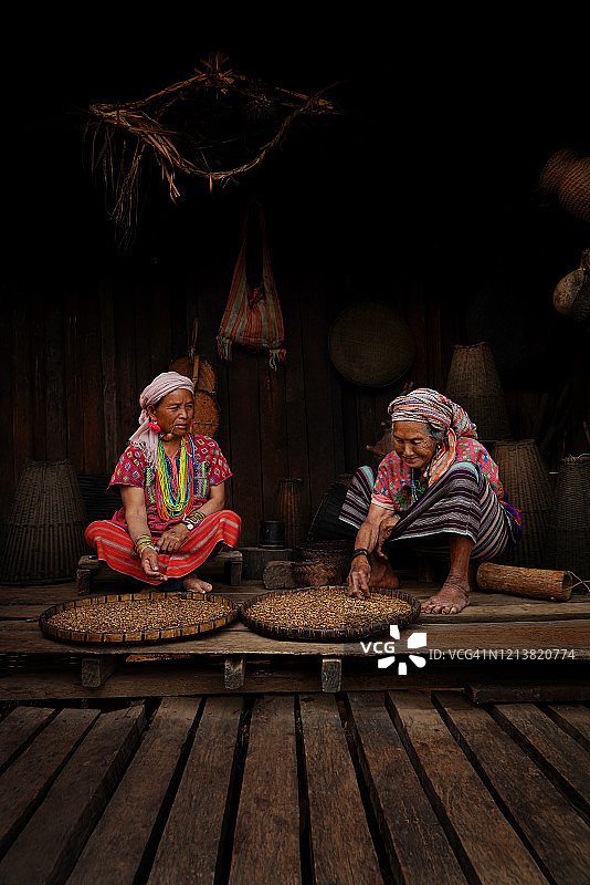 年长的卡伦族妇女图片素材