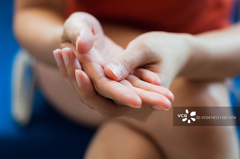 年轻东南亚女人涂抹润肤露图片素材
