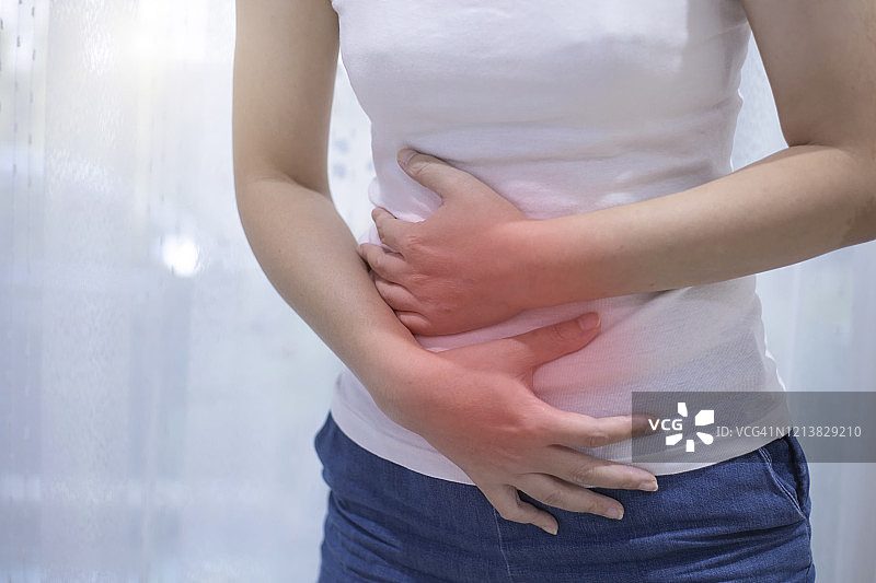 胃痛的女性图片素材