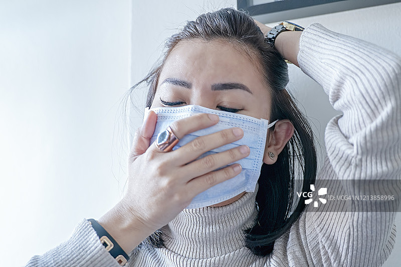 在人类肺部中戴着冠状病毒防护口罩的亚洲女性图片素材