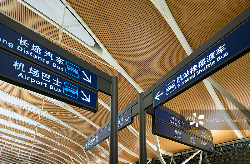 机场天花板悬挂的信息牌低角度视图图片素材