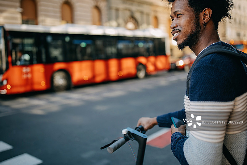 年轻男人骑电动滑板车图片素材