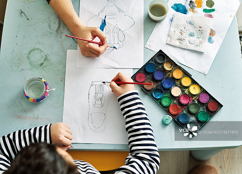 6-7岁儿童与母亲一起进行水彩绘画，亲子时光图片素材