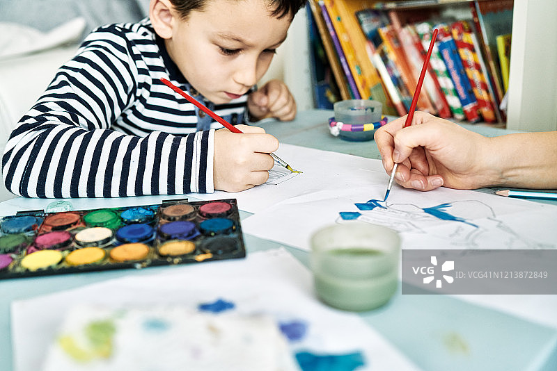 6-7岁儿童与母亲一起进行水彩绘画，亲子时光图片素材