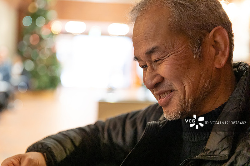 看报纸的年长男人图片素材