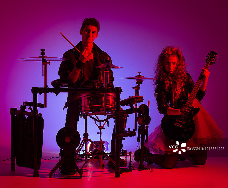 两位年轻的摇滚音乐人图片素材
