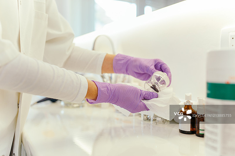 女医生清洁实验室设备图片素材