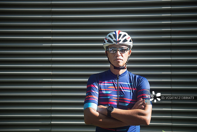 戴墨镜的亚洲穆斯林自行车手图片素材