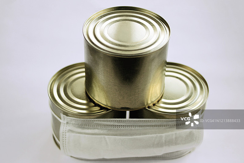 新冠病毒COVID-19食品供应：戴口罩的罐头食品图片素材