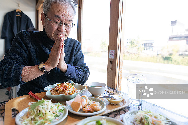 享用泰国美食的日本男子图片素材