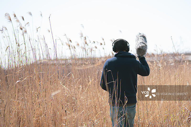 男人用猎枪录制自然之声图片素材