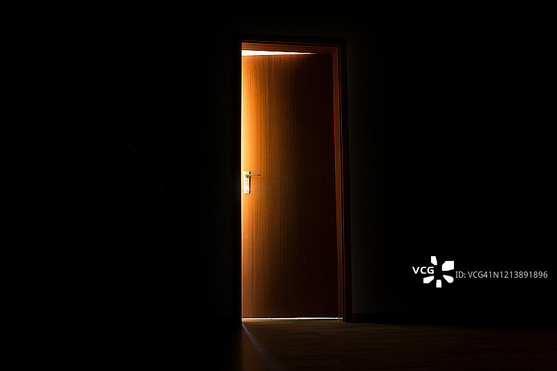 阳光照亮室内门的边缘图片素材