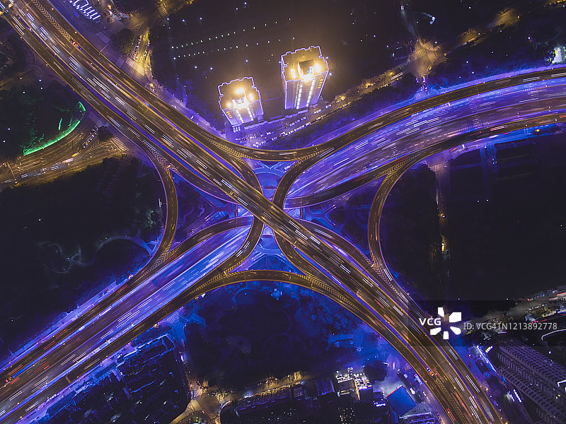 上海的高速公路和明亮城市图片素材