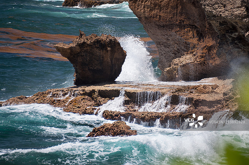 马提尼克岛的海洋飞溅图片素材