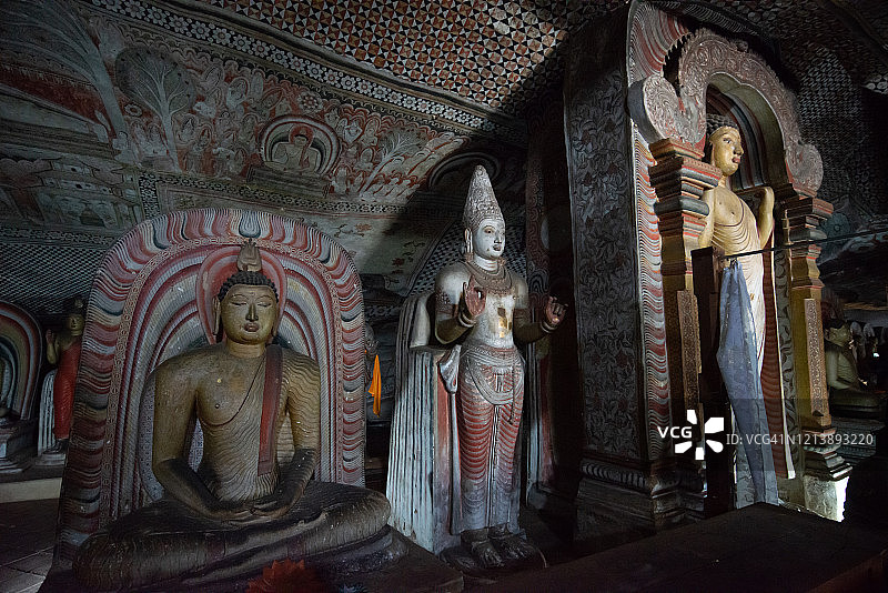 丹布勒石窟寺的佛像和古代佛塔，斯里兰卡联合国教科文组织世界遗产图片素材