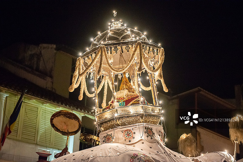 斯里兰卡康提佛牙节游行中的神圣圣物盒和仪式象图片素材