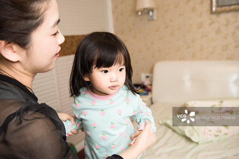 女儿在房间里和母亲玩耍图片素材