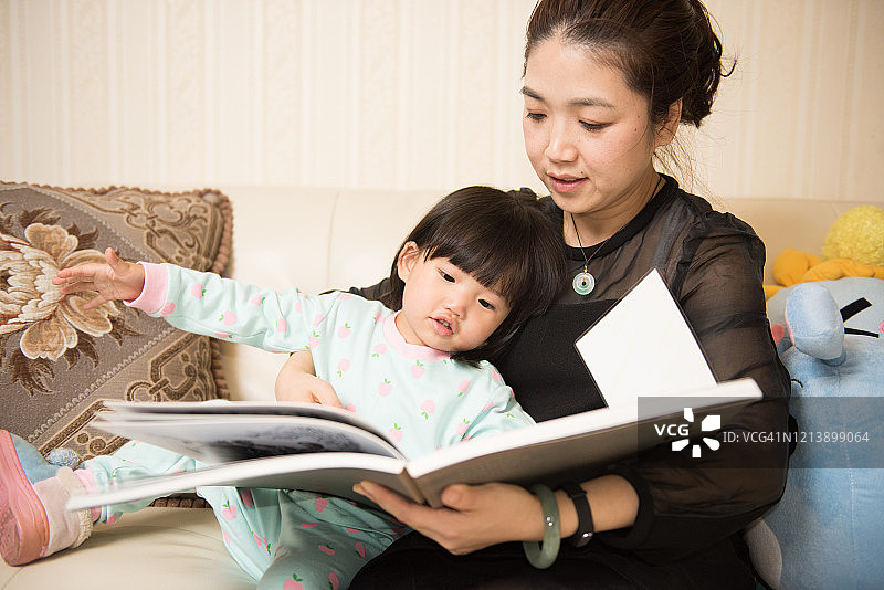 女儿在房间里和母亲玩耍图片素材