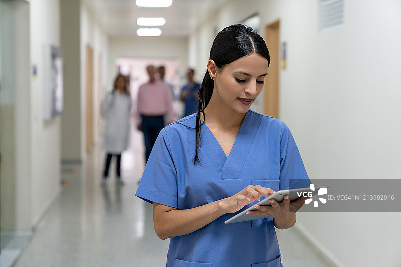 在医院工作的拉丁美洲护士图片素材